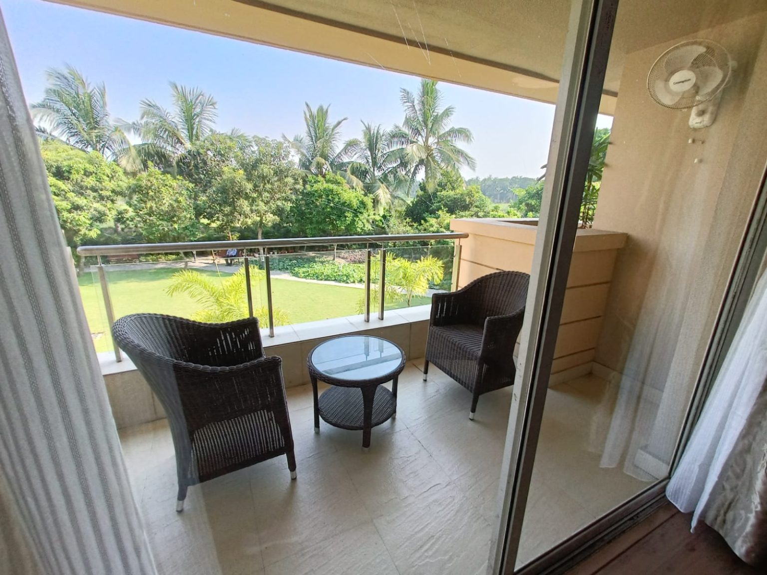 Choosing Between Senior Living and Staying at Home: A Guide for Families retirement care homes